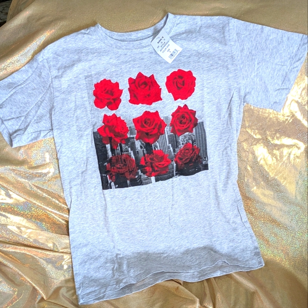 Unisex T-Shirt with Red Roses & City Graphic Light Gray